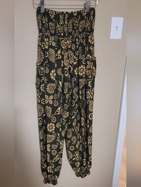 💜2 for $10💜 Bundle and save Boho Floral Print Green Smocked Waist Harem Pants